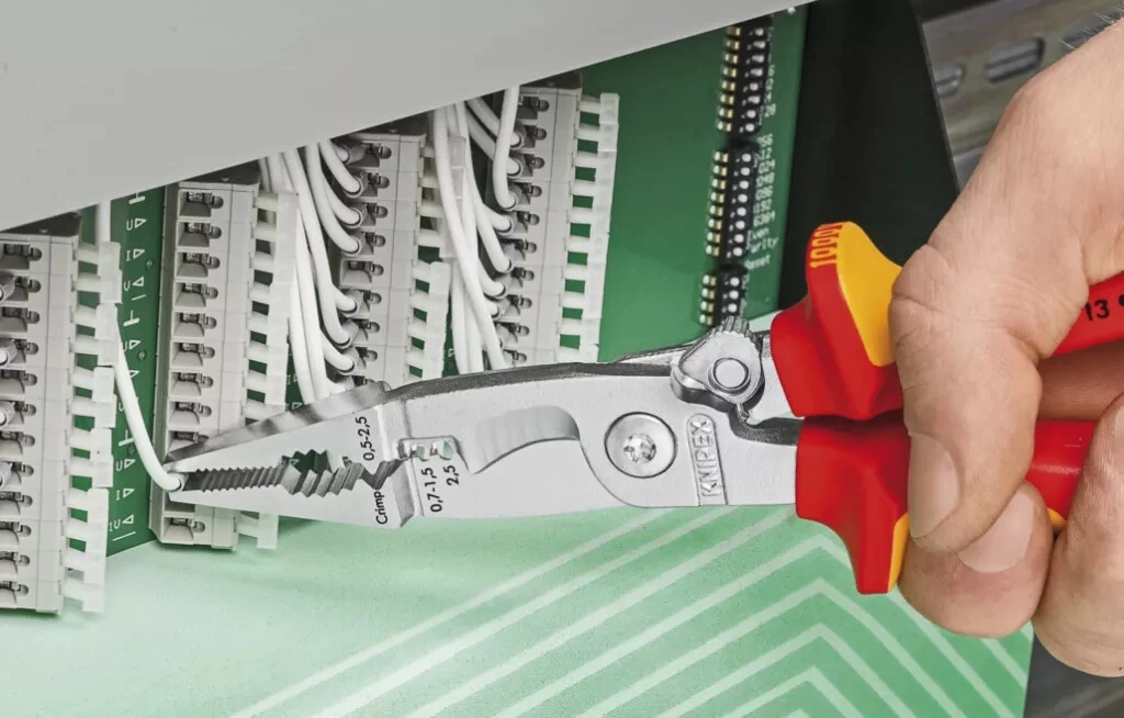 KNIPEX Pince Universelle : Pince électricien Multiusages Isolée 1000V VDE 5 KNIPEX Pince Universelle : Pince électricien Multiusages Isolée 1000V VDE – Image 5