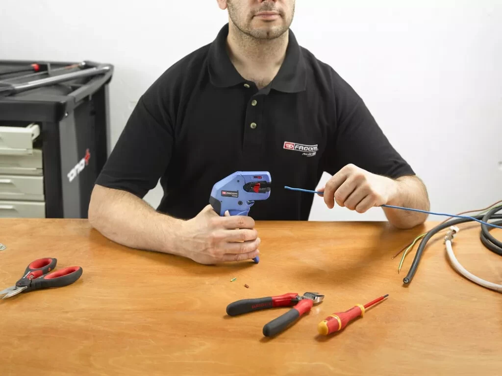 FACOM Pince à Dénuder : Swingo 90° - Réf. 793940 - à Réglage Automatique 4 FACOM Pince à Dénuder : Swingo 90° - Réf. 793940 - à Réglage Automatique – Image 4