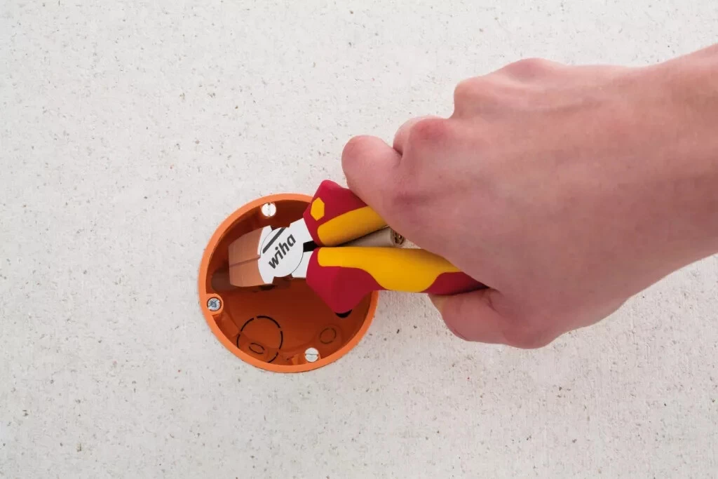 WIHA Pince à Dénuder : Pince Coupante Diagonale TriCut Professional Electric Isolée 1000 Volts 2 WIHA Pince à Dénuder : Pince Coupante Diagonale TriCut Professional Electric Isolée 1000 Volts – Image 2